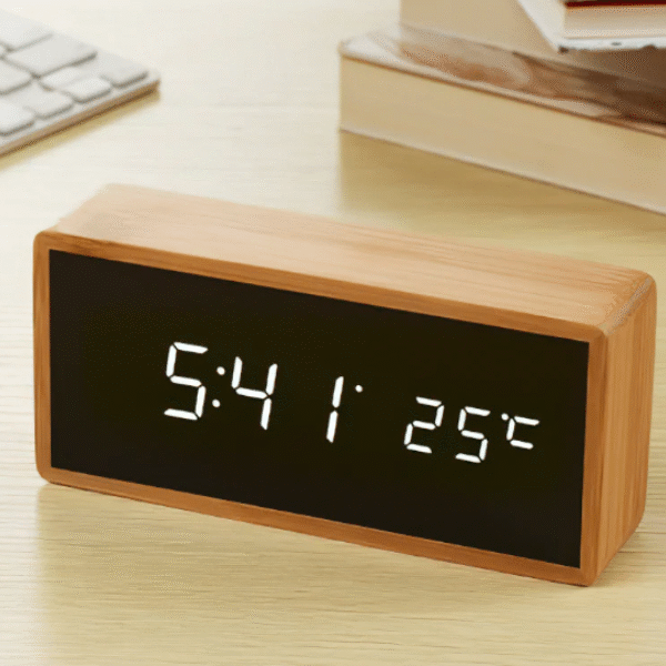 Επιτραπέζιο ρολόι μπαμπού με επιφάνεια καθρέφτη και λευκά ψηφία OEM