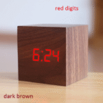 Ξύλινο επιτραπέζιο ρολόι κύβος καφέ σκούρο με κόκκινα ψηφία, απομίμηση ξύλου OEM