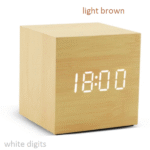 Ξύλινο επιτραπέζιο ρολόι κύβος καφέ ανοιχτό με λευκά ψηφία, απομίμηση ξύλου OEM